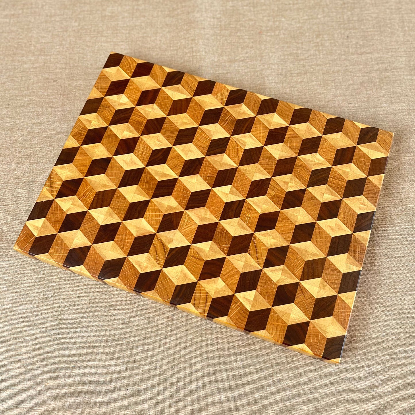 3D Stirnholz Schneidebrett - Handgefertigt und personalisierbar