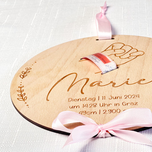 Personalisierte Geburtsarmband-Halterung aus Holz