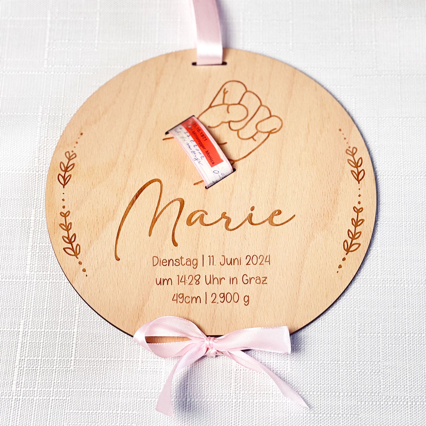 Personalisierte Geburtsarmband-Halterung aus Holz