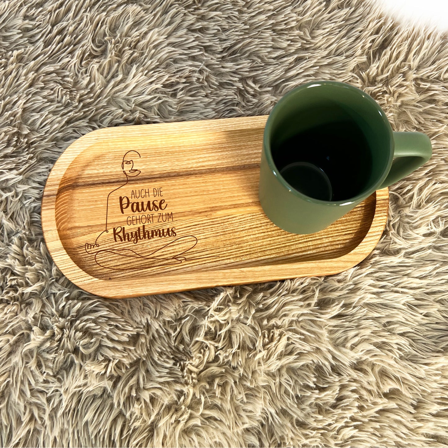 Graviertes Holztablett mit Becher - groß | Freunde