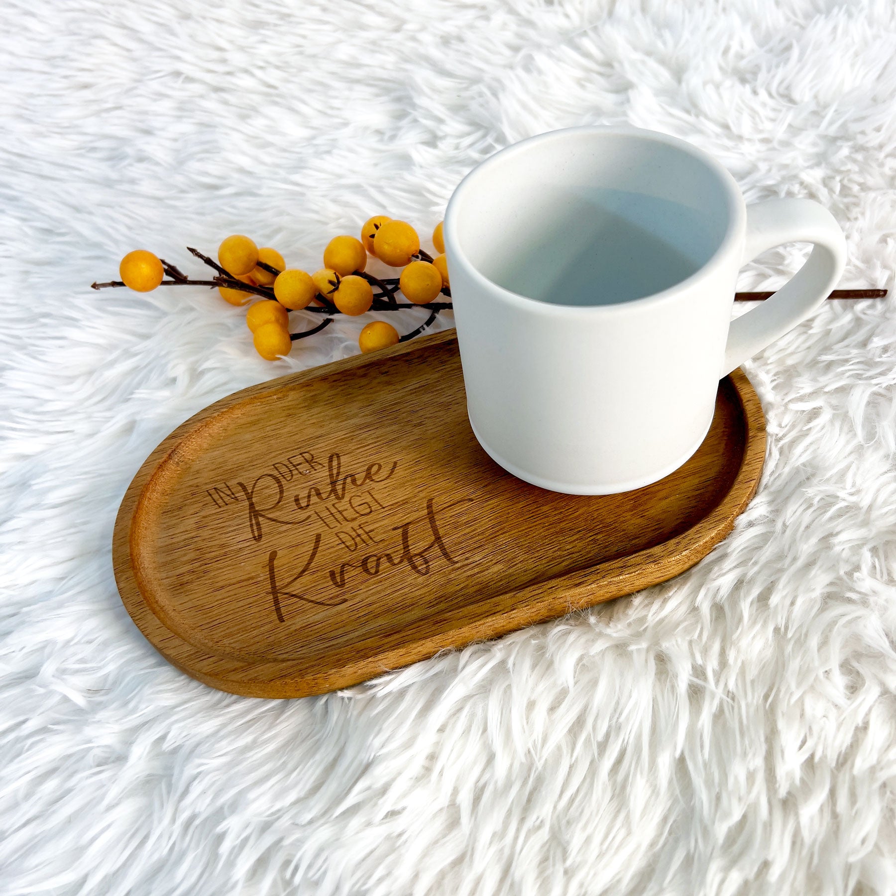 Graviertes Holztablett mit Becher - klein