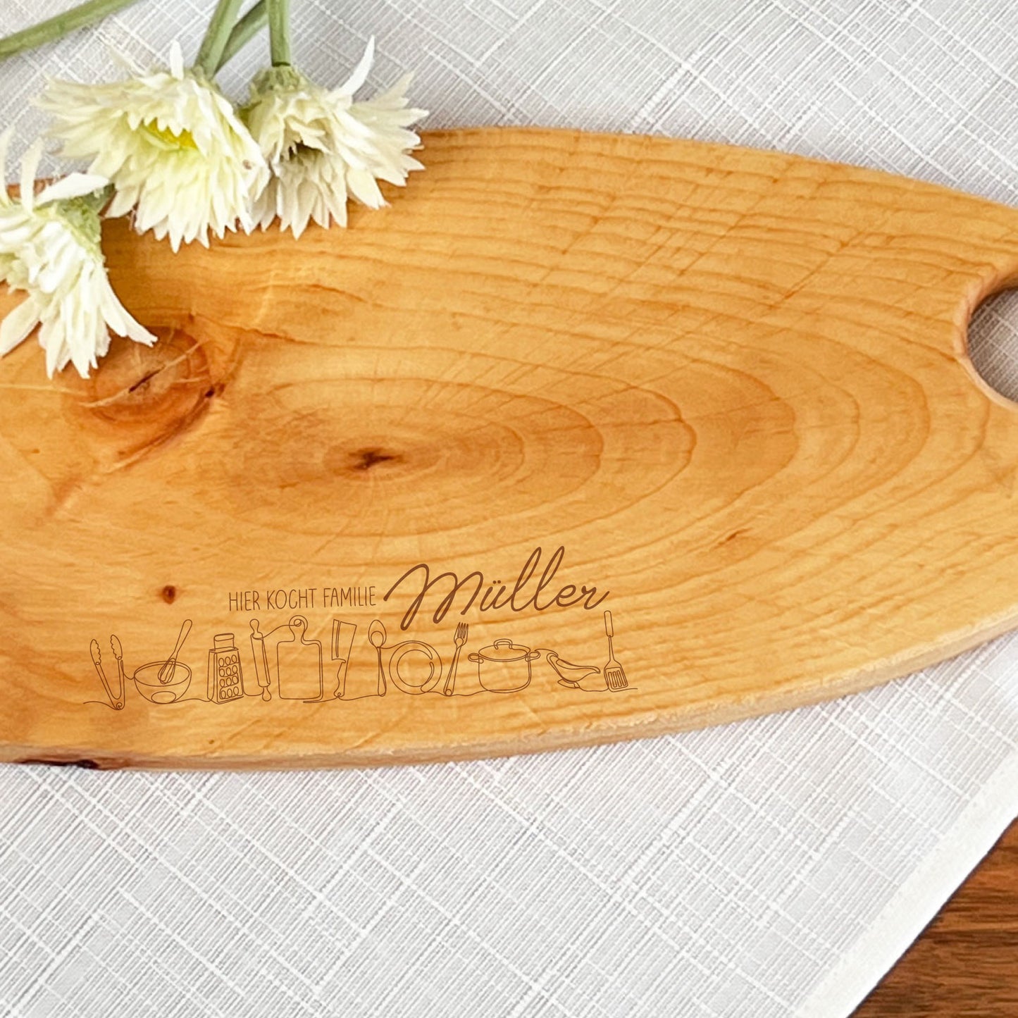 Servierbrett aus Holz mit Lochgriff - Personalisiert