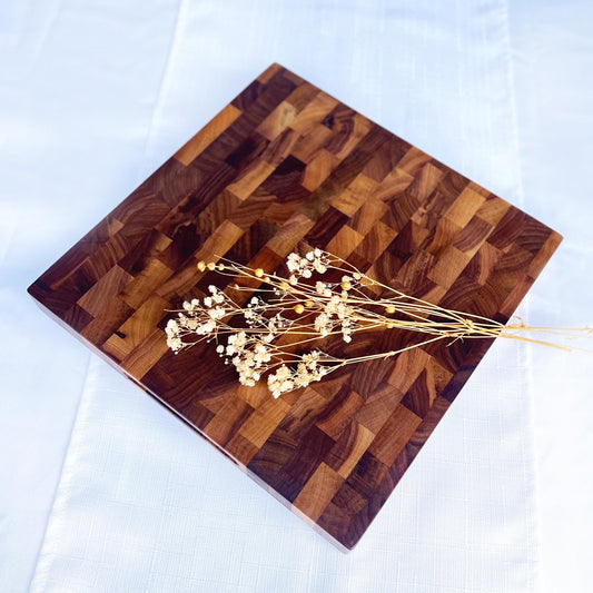 Stirnholz Schneidebrett aus Walnuss - Personalisierbar