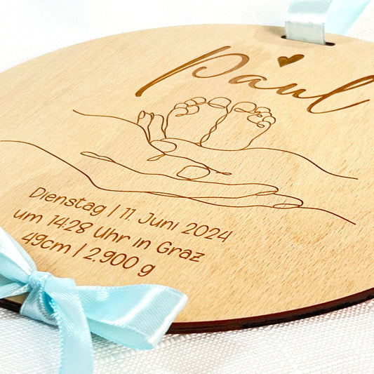 Geburtsschild aus Holz mit Name und Geburtsdaten