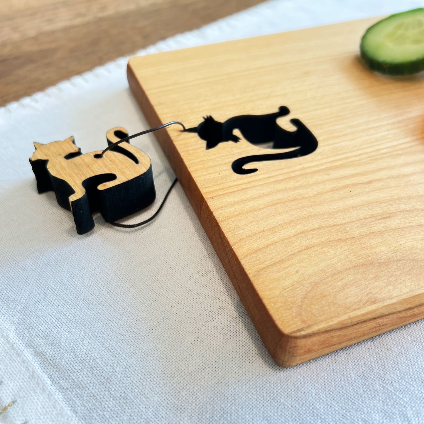 Holz Frühstücksbrettchen mit Tiermotiv und Lederband - Personalisiert