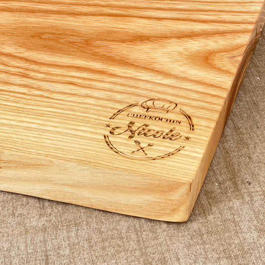Schneidebrett mit natürlicher Baumkante - Personalisiert