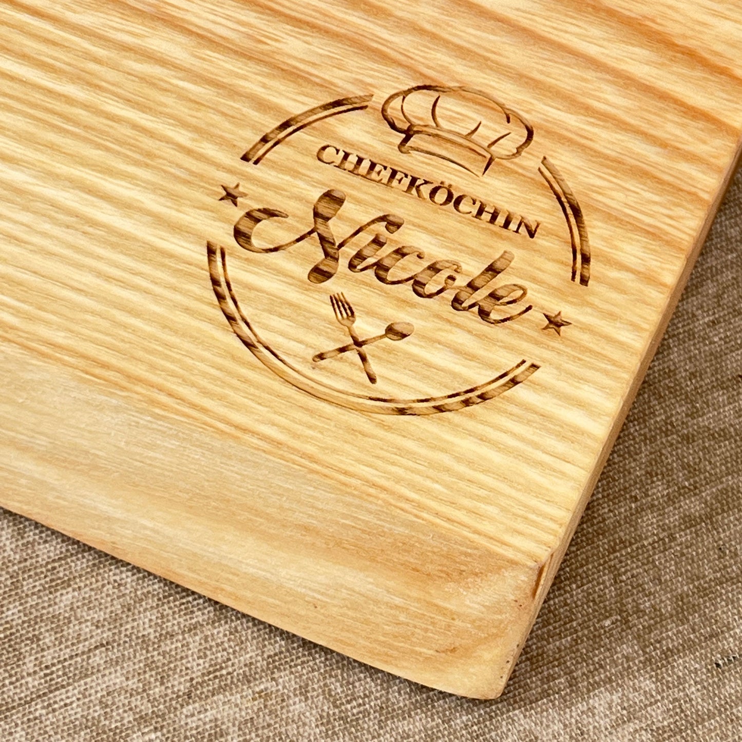 Schneidebrett mit natürlicher Baumkante - Personalisiert