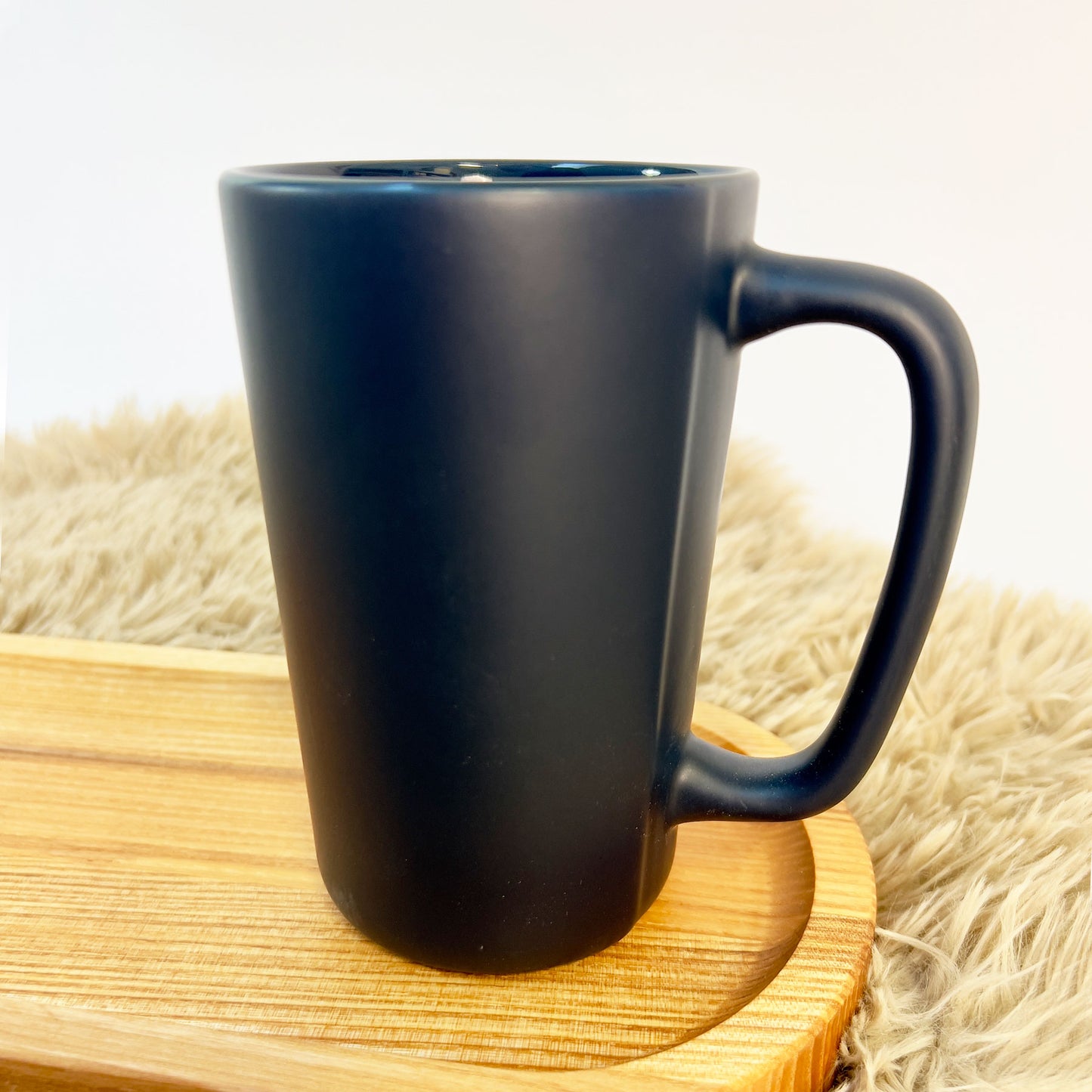 Graviertes Holztablett mit Becher - groß | Mama oder Papa