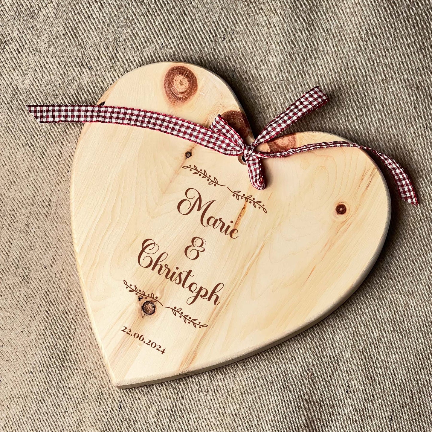 Personalisiertes Zirbenholz Herz mit Gravur - Hochzeitsgeschenk