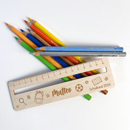 Personalisiertes Lineal aus Holz mit Name