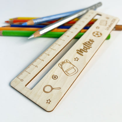 Personalisiertes Lineal aus Holz mit Name
